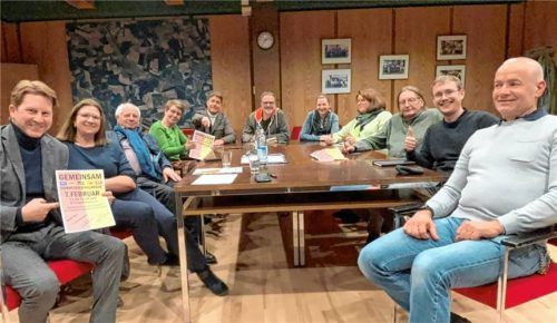 Die Ampfinger Fraktionen mit Bürgermeister Josef Grundner (vorne links) stellen sich bei der ersten Kommunalwahlmesse den Fragen der Bürger. Foto stettner