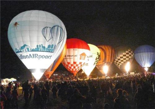 Die Ballone beim Inzeller Ballonglühen sind eine besondere Attraktion. Nacheinander werden die Ballone beim Ballonglühen aufgeblasen, bis schließlich alle hell erleuchtet sind. Foto Wegscheider