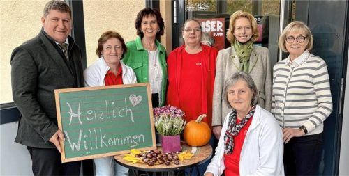 Die Begrüßung übernahm Bürgermeister Manuel Schott (links). Er freut sich mit dem BRK-Team.Fotos RE