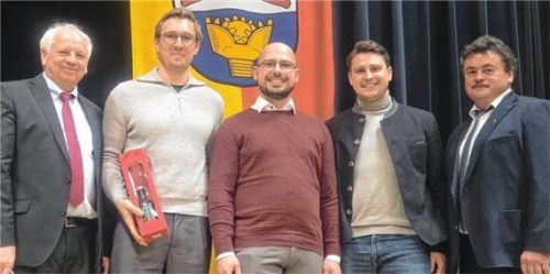 Die beiden Bürgermeister Günter Hargasser (links) und Thomas Naglmeier (rechts) gratulierten der Firma Nutz zu ihrer Auszeichnung.Foto Stettner