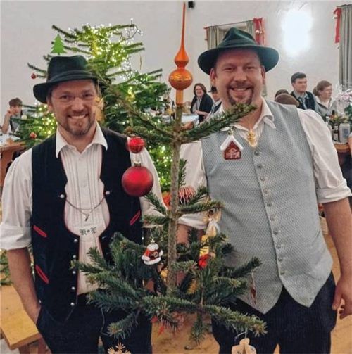 Die beiden Versteigerer Klaus Lechner und Leonhard Krichbaumer leisteten ganze Arbeit. Foto Stache