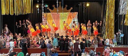 Die Bernauer Kinder- und Jugendgarde begeisterte bei ihrem Auftritt in der Aschauer Festhalle.Fotos Kirchner