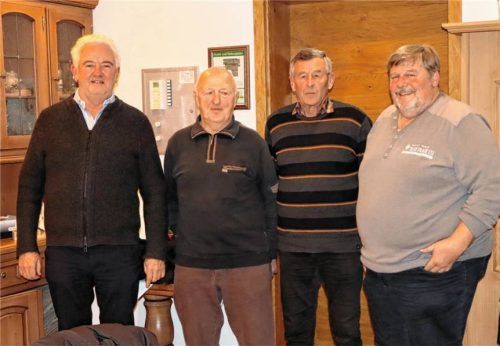 Die Besten des Abends: Sebastian Obermaier, Tagessieger Korbinian Heiß, Spielleiter Johann Hingrainer und Bernd Böswald (von links) starteten erfolgreich ins Schafkopfjahr. Foto Strim