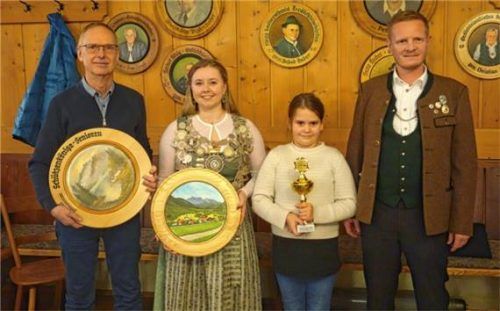 Die besten Rottauer Schützen: (von links) Heinrich Fischer bei den Senioren, Marina Schmid bei der Allgemeinen Klasse, Jessica Huber bei den Schülern und Schützenmeister Christian Kern.Fotos Adersberger