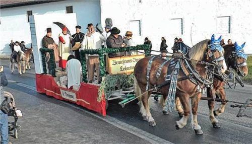 Die Besucher bestaunten den fast ein Kilometer langen Festzug mit Motivwagen und die zum Teil historisch gewandeten Reitergruppen.