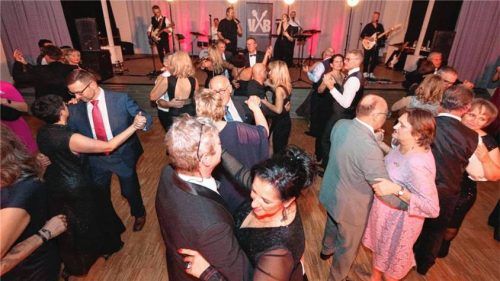 Die Besucher der 1. Kraiburger Galanacht tanzten zur Musik der Showband „Volxxbeat“ bis in den frühen Morgen.Fotos Ludwig Stuffer