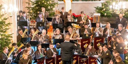 Die Blaskapelle Obing unter der Leitung von Frank Schöftenhuber gastiert erstmals in Taufkirchen. Foto Reichl