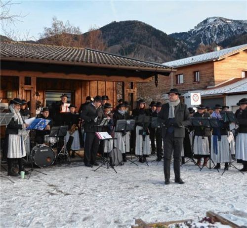 Die Blaskapelle Staudach-Egerndach mit Dirigent Lothar Beyschlag spielte am Neujahrstag an drei Stationen, hier vor dem ehemaligen Verkehrsamt. Fotos Tamara Eder