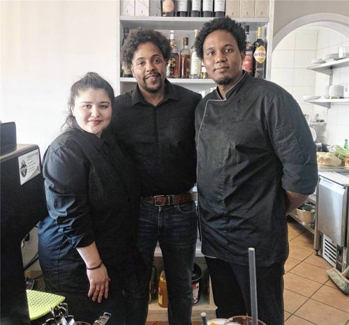 Die Brüder Fraylin (Mitte) und Fredherik (rechts) Ozoria Gomez haben in Feldkirchen-Westerham das Café Flor eröffnet. Unterstützung bekommen sie von ihren beiden Partnerinnen – wie Maria, der Verlobten von Fraylin. Foto Beuerlein