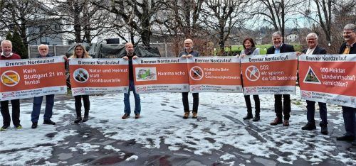 Die Bürgerinitiative Brennerdialog stellt ihre neuen Plakate für den Protest gegen den Brenner-Nordzulauf vor. Thomas Unger, Lothar Thaler und Jakob Opperer (von rechts) hatten sich zuvor kritisch über Bahn und Verkehrsministerium geäußert. Foto Weiser