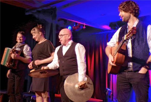 Die Couplet AG, das sind (von links) Bernhard Gruber, Bianca Bachmann, Jürgen Kirner und Bernhard Filser. Foto Rath