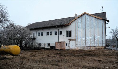 Die Dachbalken erinnern noch an den abgerissenen Anbau (Tessmannhaus), jetzt kann das Gemeindehaus in Höhenrain samt Kindergarten umgebaut werden. Foto Merk