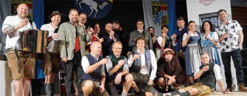 Die Darsteller und Ehrengäste beim Starkbierfest in Maitenbeth: Einer der Höhepunkte im Vereinsleben. Fotos richterstetter