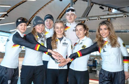 Die DEC-Delegation für den Heim-Weltcup in Inzell: Ashley Völker, Anna Ostlender, Katja Franzen, Maira Jasch, Gabriel Groß, Josephine Heimerl, Isabel Kraus (von links).Foto Ernst Wukits