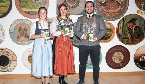 Die drei Schützenkönige der königlich privilegierten Feuerschützengesellschaft Hohenaschau 1607: (von links) Regina Wörndl, Jenny Amtmann und Alex Kaiser.Foto FSG Aschau