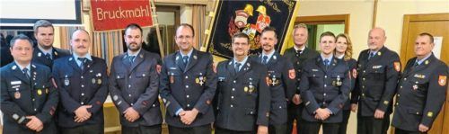 Die Ehrungen für langjährige Aktive bei der Feuerwehr nahmen Bürgermeister Richard Richter (Fünfter von rechts) und Kreisbrandinspektor Max Goldbrunner (rechts) vor. Foto baumann