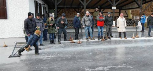 Die Eisstockschützen lieferten sich beim „Alt-gegen-Jung-Schießen“ ein spannendes Duell. Fotos Bachmaier