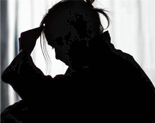 Die Eltern des getöteten Mannes mit der Mutter als Hauptzeugin (Symbolbild) denken nach der Einstellung des Verfahrens zum Todesschuss von Grassau über weitere Schritte nach. Foto DPA