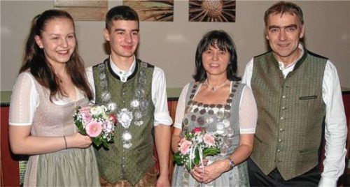 Die Engoldinger Könige: Jungschützenkönig Tobias Oberbauer (Zweiter von links) in Begleitung von Antonia (links) und Schützenkönigin Irmgard Bauer (Zweite von rechts) mit ihrem Martin nach der Proklamation. Foto Einwang