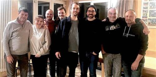 Die erfolgreichen Kartler: (von links) Fritz Bachmeier, Sabine Bachmeier, Christoph Wierer, Stefan Djermester, Roman Djermester, Johannes Hacker, Stefan Burwick und Gerhard Schambeck. Foto Richterstetter