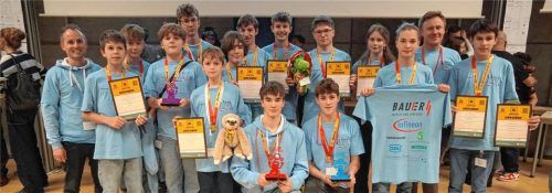 Die Ernte nach einem anstrengenden Wettbewerbstag: drei Pokale in den Kategorien Champion, Robot Game und Grundwerte sowie zahlreiche Nominierungsurkunden für beide Teams: (vorne, von links) Manuel Seider, Thomas Krieger, Moritz Pohl, Oskar Blume, Alexander Barth, Kilian Huber und Felix Lindner sowie (hinten, von links) Coach Tobias Bauer, Jakob Kern, Matthias Niedermeier, Kilian Söllner, Luca Folger, Kilian Achterling, Melanie Rossek, Coach Marco Grees und Jonas Löwisch.
