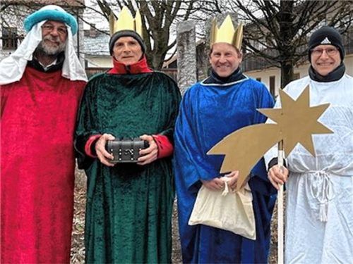 Die erwachsenen Sternsinger: (von links) Sepp Sperr, Richard Breintner, Bürgermeister Josef Grundner und PGR-Vorsitzender Dieter Steinböck.Fotos re