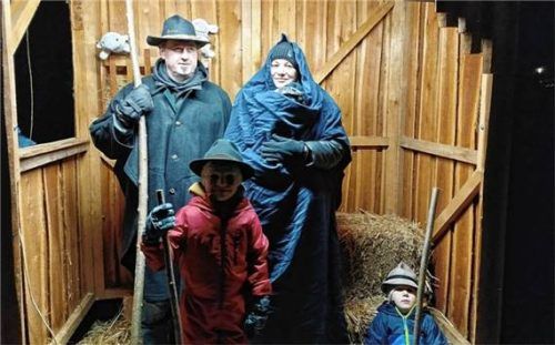 Die Familie Bichlmaier in der lebendigen Krippe.