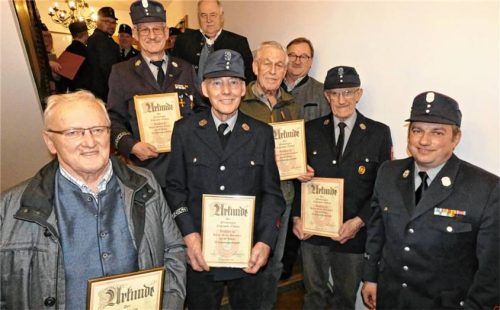 Die Feuerwehr Erlstätt ehrte langjährige Mitglieder, allen voran Franz Purzeller senior (Dritter von links), Peter Schützinger (links) und Georg Strohmayer (Vierter von rechts) für 60 Jahre Mitgliedschaft. Für ihre 50-jährige Treue ausgezeichnet wurden der ehemalige Vorsitzende Herbert Klauser senior (Zweiter von links), Klaus Mitterer senior (ganz hinten) und Franz Schuhbeck (Zweiter von rechts). Der Vorsitzende Josef Hölzle (rechts) und Bürgermeister Gerhard Wirnshofer gratulierten den Geehrten. Foto Müller