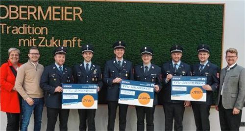 Die Feuerwehren freuen sich über die Spenden, die ihnen Ingrid Obermeier-Osl und Alexander Obermeier (links) im Beisein von Bürgermeister Roland Kamhuber (rechts) überreichten. Foto Sutherland