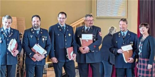 Die Feuerwehrler Thomas Göschl, Florian Haas, Robert Egger, Hans Spindler und Günther Streit mit Sissi Schätz.