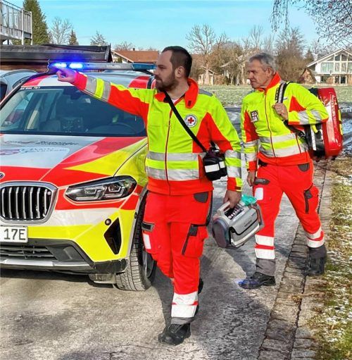 Die FR-Einsatzfahrer Florian Müller (links) und Bernd Rössler waren mit ihren Teamkollegen rund um den Jahreswechsel knapp 70-mal bei medizinischen Notfällen von Bruckmühler Bürgern im Einsatz. Foto Neuwirth