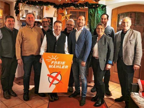 Die Freien Wähler Halfing bei ihrer Nominierungsveranstaltung: (von links) Landtagsabgeordneter Sepp Lausch, Andreas Thusbaß, Tobias Hofer, Bürgermeisterkandidat Sepp Stettner, Sebastian Schauer, Alexander Schied, Bezirksrätin Barbara Stein, Sepp Berghammer und Landratskandidat Sepp Hofer.Foto Hofer
