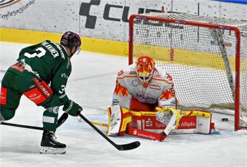 Die Führung für Rosenheim: Teemu Pulkkinen tunnelt Daniel Fießinger.Foto Hans-Jürgen Ziegler
