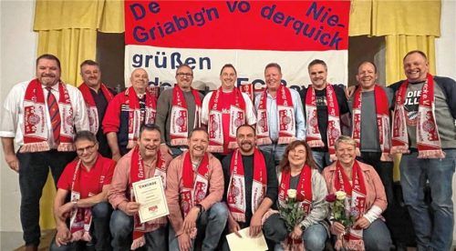 Die geehrten Gründungsmitglieder: (von links hinten) Vorsitzender Stephan Gallemann, Hans Ludwig, Christian Rauschecker, Stephan Klemisch, Gründungsvorstand Michael Kriwet, Markus Nistler, Rupert Berndl, Andreas Garst und Udo Kurz sowie (von links vorne) Martin Dirnberger, Anton Denk, Thomas Bichler, Florian Kurz, Claudia Gallemann und Brigitte Juli.Foto Bichler
