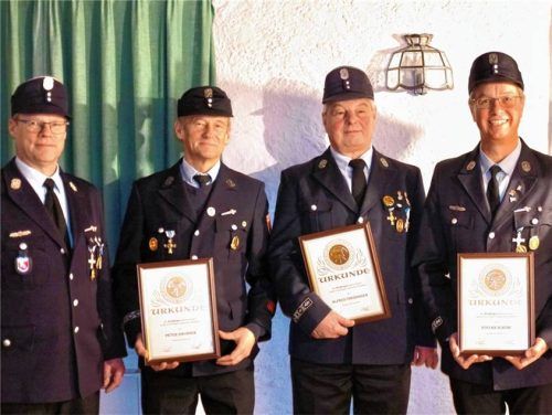 Die geehrten Mitglieder mit (von links) Kommandant Klaus Pertl: Peter Daubner (50 Jahre), Ehrenkommandant Alfred Überegger (50 Jahre) und Stefan Schürf (40 Jahre). Foto Krammer