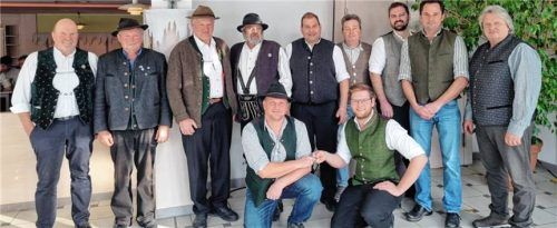 Die Geehrten und der neue Vorstand: (stehend, von links) Franz Reil, Johann Kink senior, Matthias Stadler, Anton Weinzierl, Michael Huber Christian Weichinger, Fabian Schönach, Markus Aschauer, Hermann Hundhammer; Vorne kniend: Johann Gschwendtner und Ludwig Keml.Foto Gschwendtner