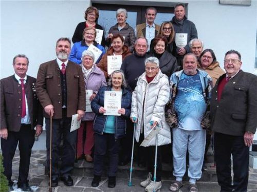 Die Geehrten versammeln sich zum Erinnerungsfoto. Foto re