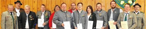 Die Geehrten: (von links) Peter Gartner (50), Gauschützenmeister Bernhard Bremer, Peter Asbach (50), Franz Summerer (60), Resi Anderl (40), Franz Oberloher (25), Hermann Oberloher (25), Florian Summerer (Chiemgau Adler), Gisela Summerer (40), Christian Summerer (40), Georg Anderl (25), Hannes Linner (25) sowie Andreas Schnell (Schützenmeister). Foto Wastl