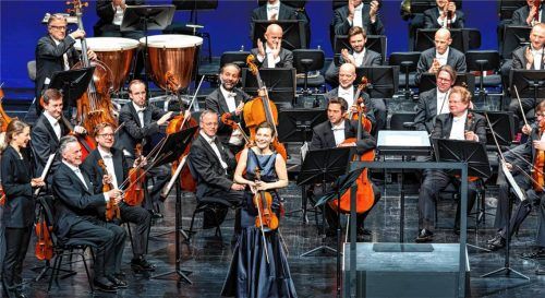 Die Geigerin Albena Danailova freut sich sichtlich über ihren Applaus, in den auch die Dirigentin Karina Canellakis (ganz links) einstimmt. Foto SCHEFFOLD MEDIA