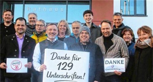 Die Gemeinderatskandidaten der Chieminger Liste trafen sich zufrieden vor dem Rathaus, als feststand, dass sie zur Kommunalwahl zugelassen sind. 129 Unterschriften von Chiemingern ermöglichen dies. Foto Zandl