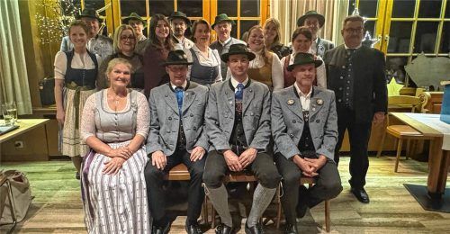 Die gewählte Vorstandschaft mit Bürgermeister Stefan Lederwascher (rechts). Foto Huber