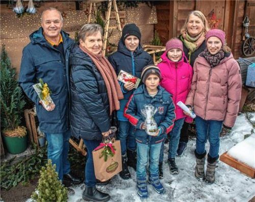 Die Gewinner des Preisrätsels zusammen mit Organisatorin Annemarie Weigl (Zweite von rechts).Fotos Stache