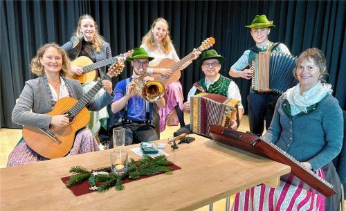 Die „Goldbach Musi“ (vorne sitzend) und die „Goldbleamal Musi“ schlugen die musikalischen Brückenschläge zwischen den einzelnen Programmpunkten. Foto neuwirth
