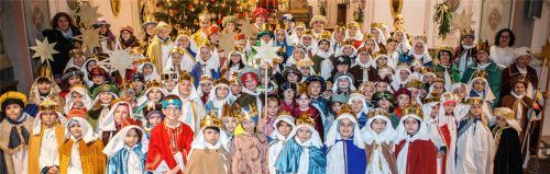Die große Schar Sternsinger aus Aising, Heilig Blut, Oberwöhr und Pang wurde in der Pfarrkirche Mariä Himmelfahrt ausgesandt. Links Organisatorin Veronika Wylezol, rechts Gemeindereferentin Maria Leutgäb nach dem Gottesdienst.Foto Knarr