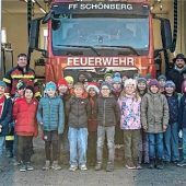 Staunende Kinder bei der Feuerwehr