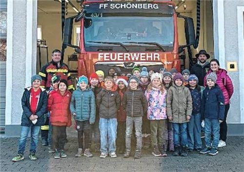 Die Grundschüler hatten einen interessanten und spannenden Besuch bei der Feuerwehr Schönberg. Foto Angermeier