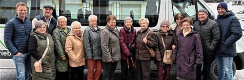 Die Gruppe mit Rosi Lipp (Vierte von links) und den Mit-Organisatoren Stefan Schlaipfer (links) und Christoph Friedrich (rechts) vor dem Bus der Firma Voit aus Schonstett. Foto Böck