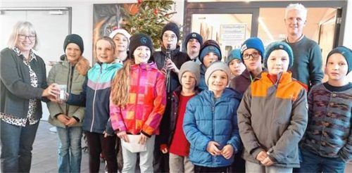Die Harpfinger Kinder waren für den Sozialfonds zum Klopfersingen gegangen und wollten damit „Kinderaugen erstrahlen lassen“. Sie übergaben 435 Euro an Rosi Schönhuber (links) und Bürgermeister Thomas Schmidinger (hinten rechts). Foto  Unterforsthuber