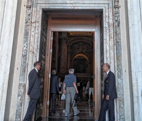 Die „Heilige Pforte“ zum Petersdom in Rom. Foto re