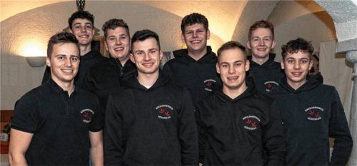 Die Höhenrainer Burschen mit neuem Vorstand: (vorne von links) Korbinian Hermann, Vorsitzender Robert Stahuber, Kilian Purmann und Emmeran Stahuber mit (hinten von links) Marinus Messerer, Xaver Stahuber, Benedikt Glockner und Korbinian Huber. Foto re